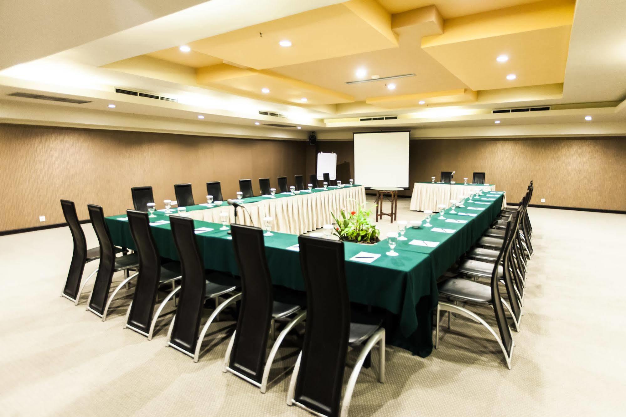 Orchardz Hotel Industri Jakarta Exterior foto