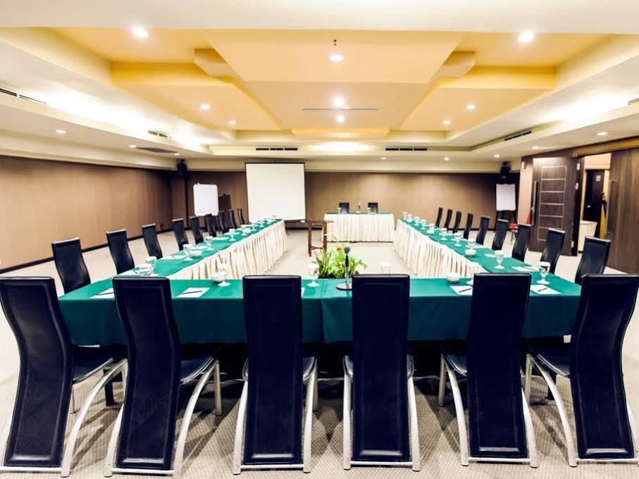 Orchardz Hotel Industri Jakarta Exterior foto
